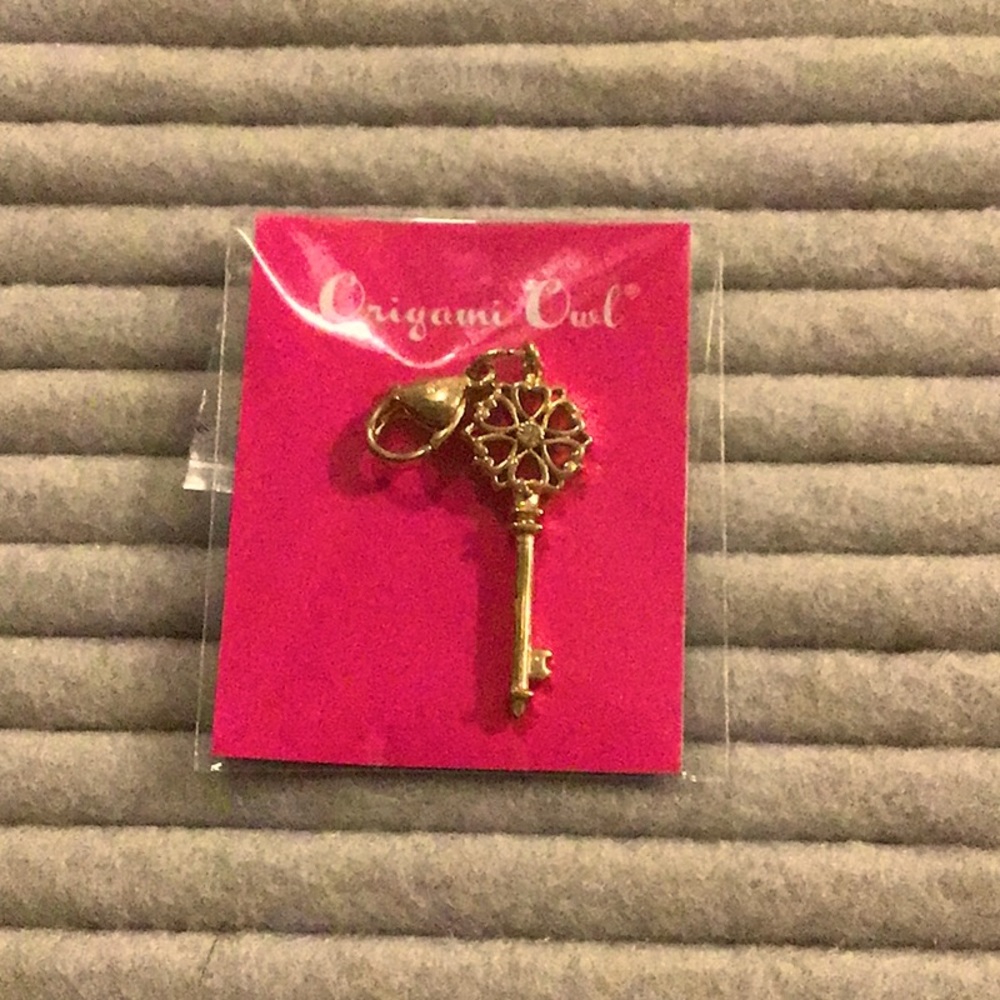 Gold sentiments key dangle (still in packaging)